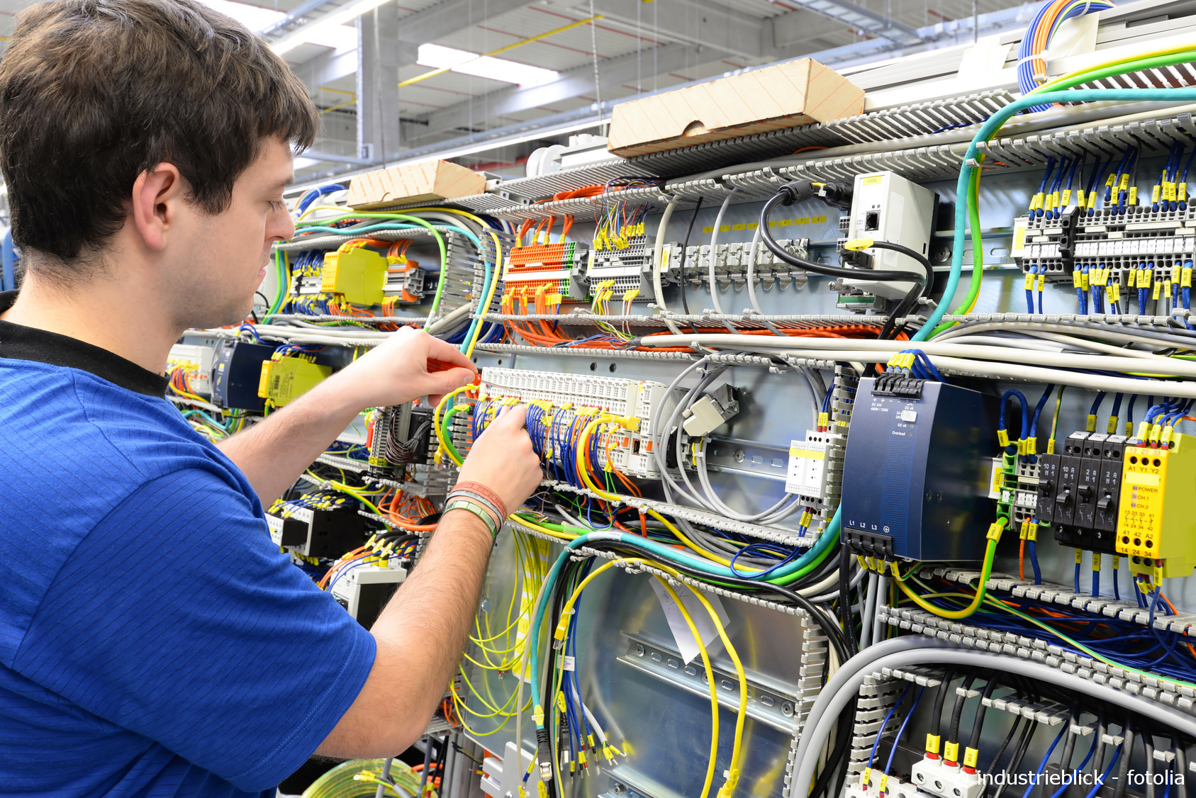 Der Elektriker am Bau Elektriker und Elektroniker