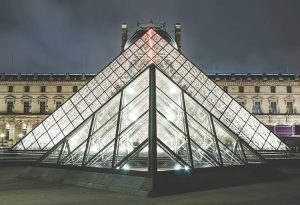 Dreieckige und viereckige Fenster im Louvre