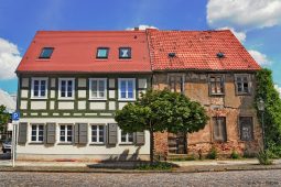 Altbau der links saniert ist und rechts heruntergekommen