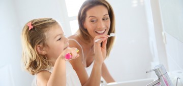 Mutter und Tochter beim zähneputzen