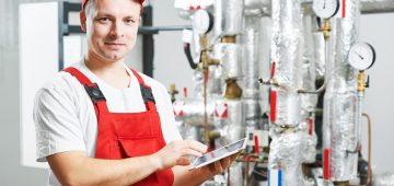 Handwerker vor Heizungsanlage