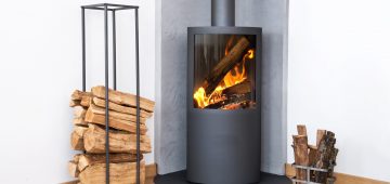 brennender Kamin mit Holzscheiten