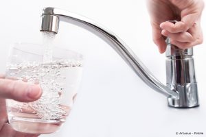 Wasserhahn und Wasserglas