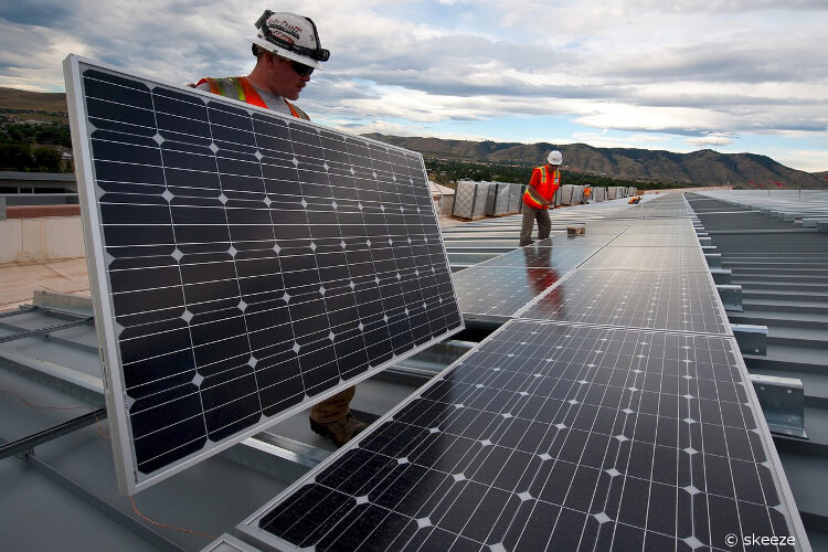 montage-photovoltaikanlage handwerker beim montieren von solarmodulen