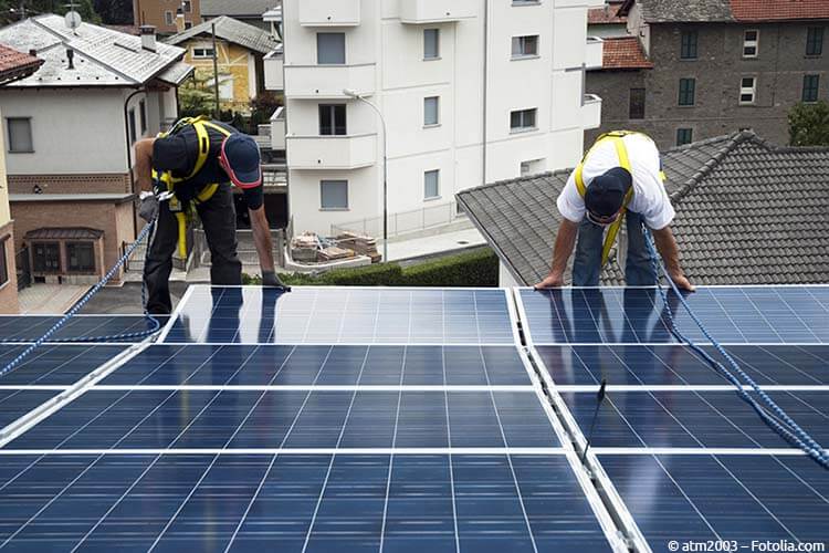 Solaranlage wird nach dem Kauf installiert