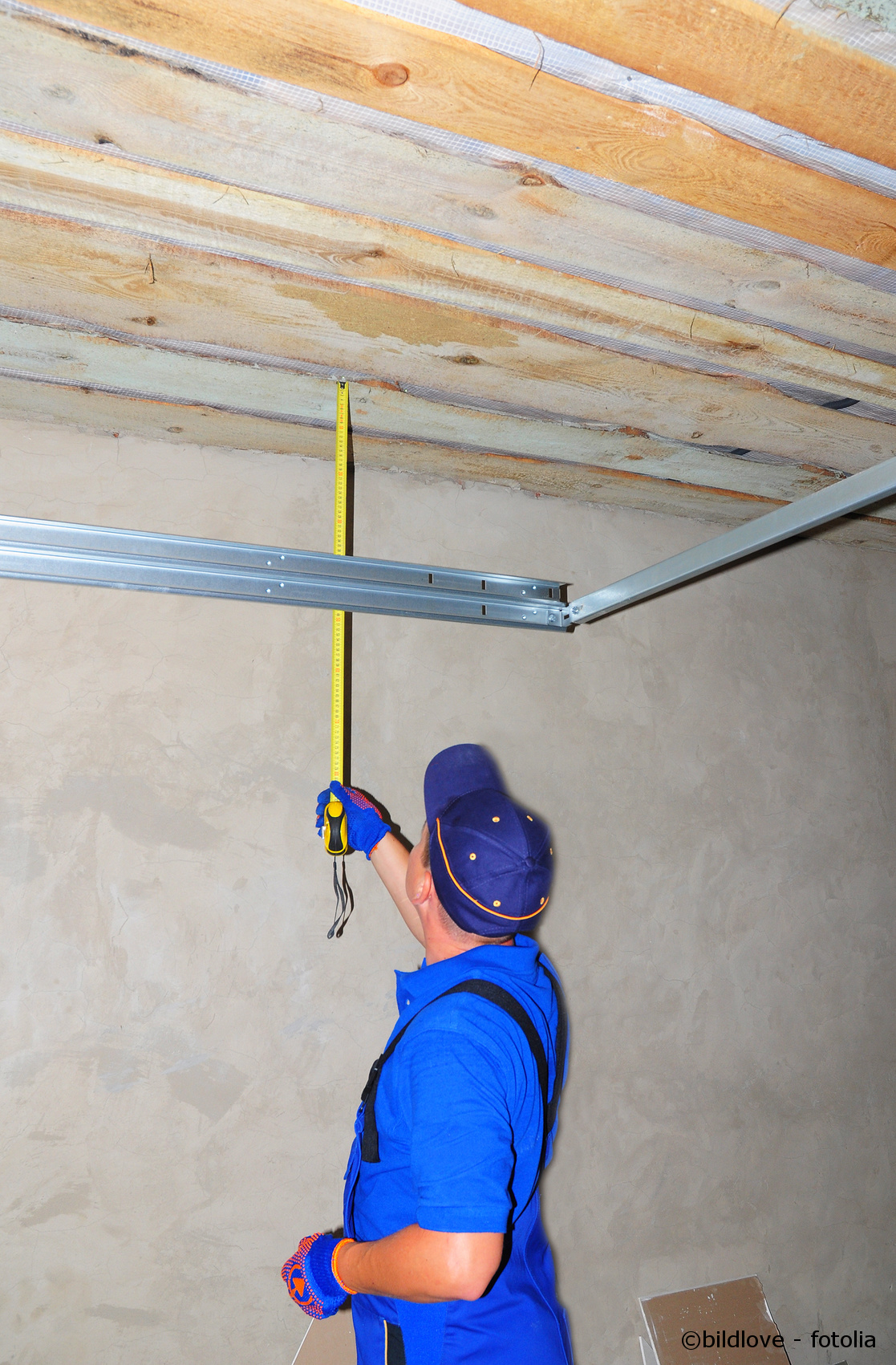 Garagentor-einbauen-handwerker - Türen und Fenster