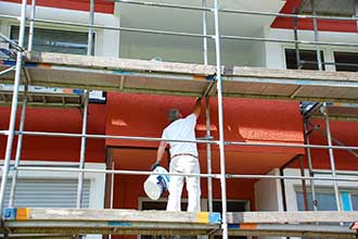 Maler streicht Fassade Maler streicht Fassade