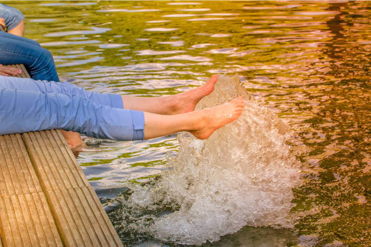 Abkühlung am Naturpool